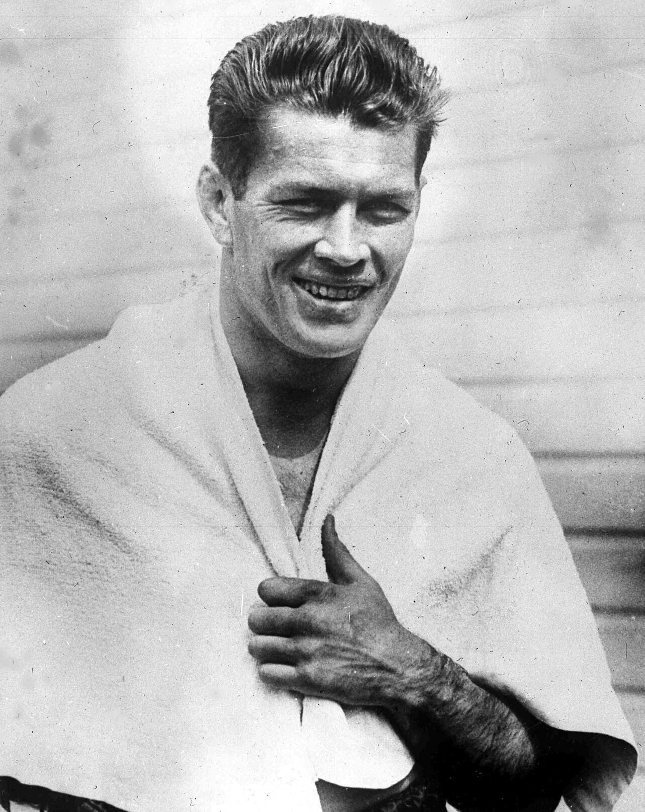 1928: Gene Tunney beats Tom Heeney to retain world heavyweight title